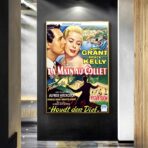 filmplakat mit der hand am kragen