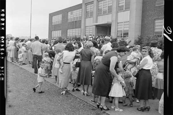 femmes et enfants années 50