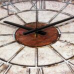 wanduhr mit rosteffekt