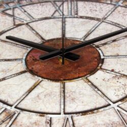 wanduhr mit rosteffekt