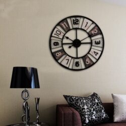 riesige industrielle wanduhr