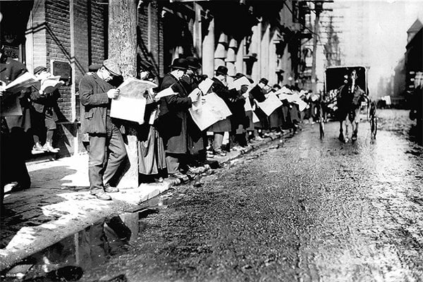 comment etait la vie avant internet personnes lisant des journaux