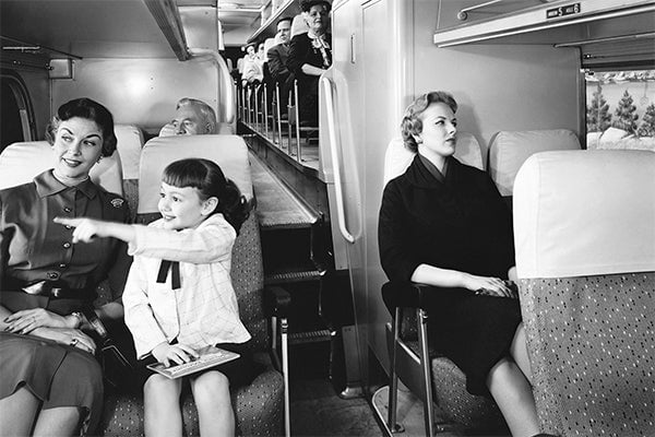 annees 50 aux etats-unis petite fille pointant du doigt années 50